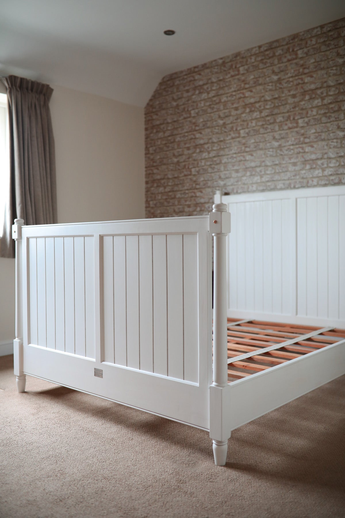 New England Shaker Cot Bed in White. Free Delivery & Assembly !! Was £940. Now £500 at Checkout !!