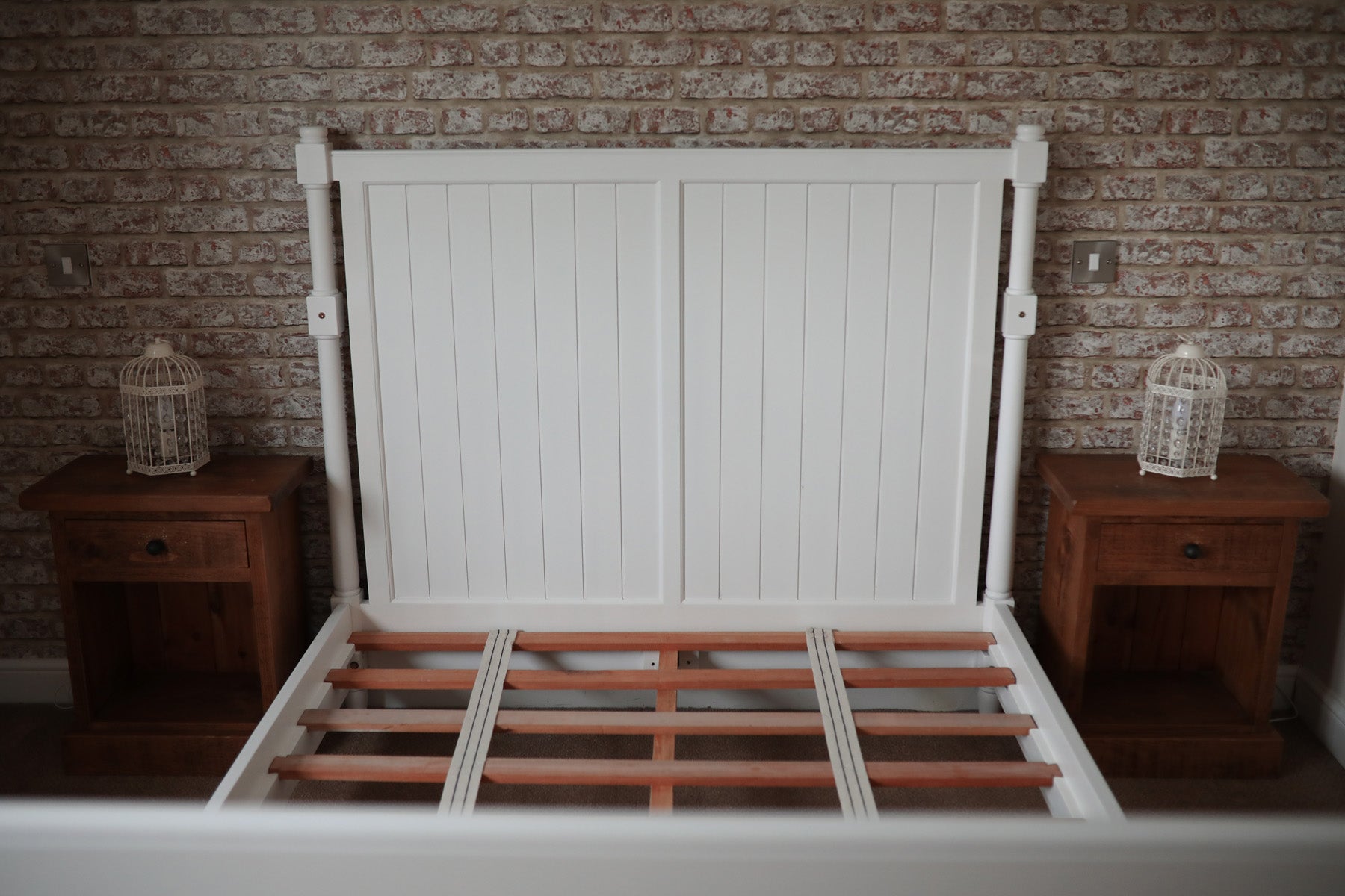 New England Shaker Cot Bed in White. Free Delivery & Assembly !! Was £940. Now £500 at Checkout !!