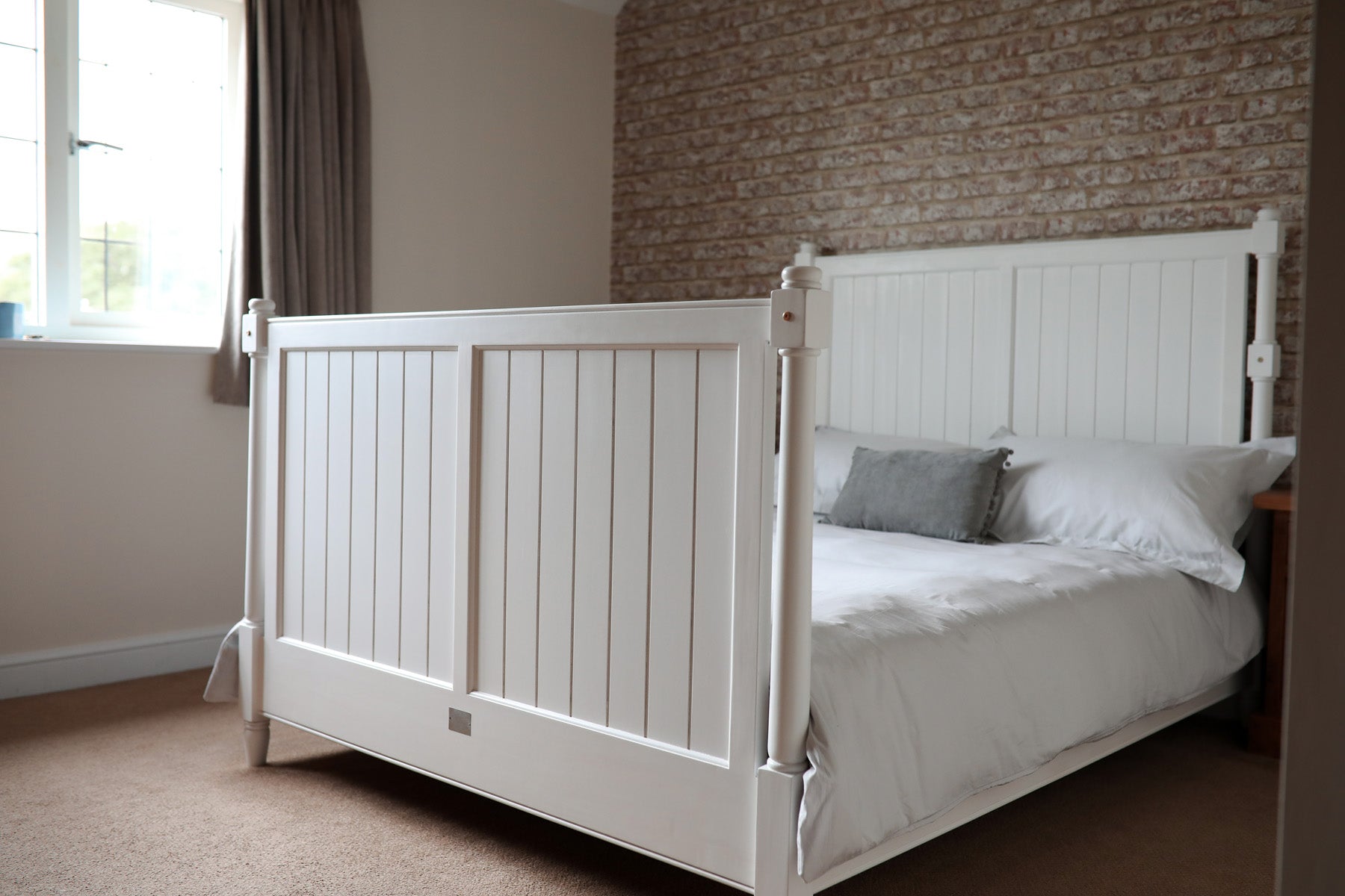 New England Shaker Cot Bed in White. Free Delivery & Assembly !! Was £940. Now £500 at Checkout !!